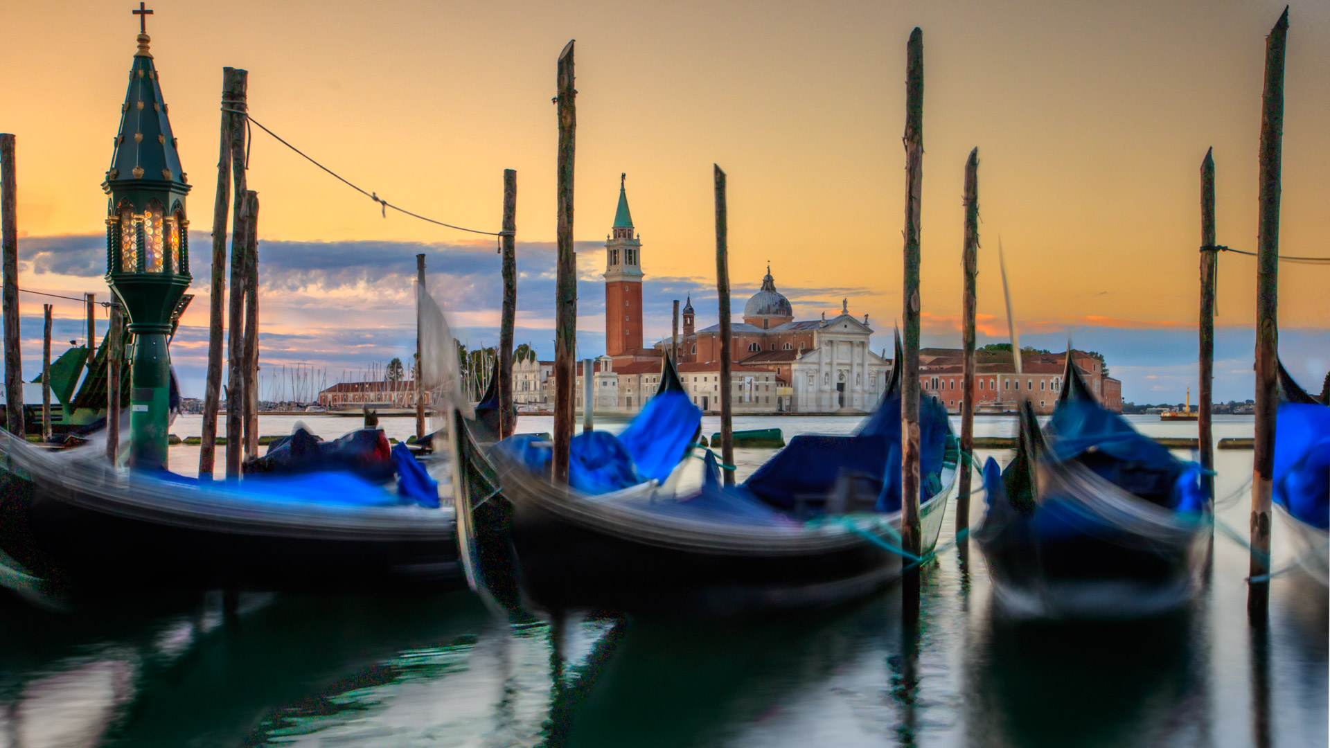 Italien - Venedig - Gondeln an der Mole von San Marco Italien - Venedig - Gondeln an der Mole von San Marco